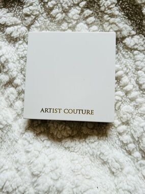 Artist Couture Blush Compact — White and Gold Accent